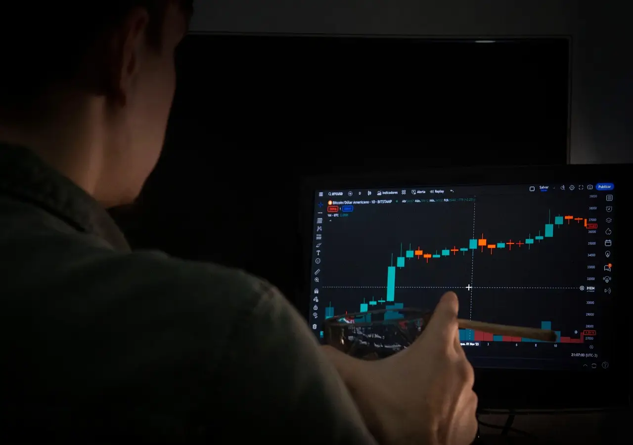 Bitcoin ETFs Shed Nearly $1 Billion in Two Weeks as Uptober Stays Red